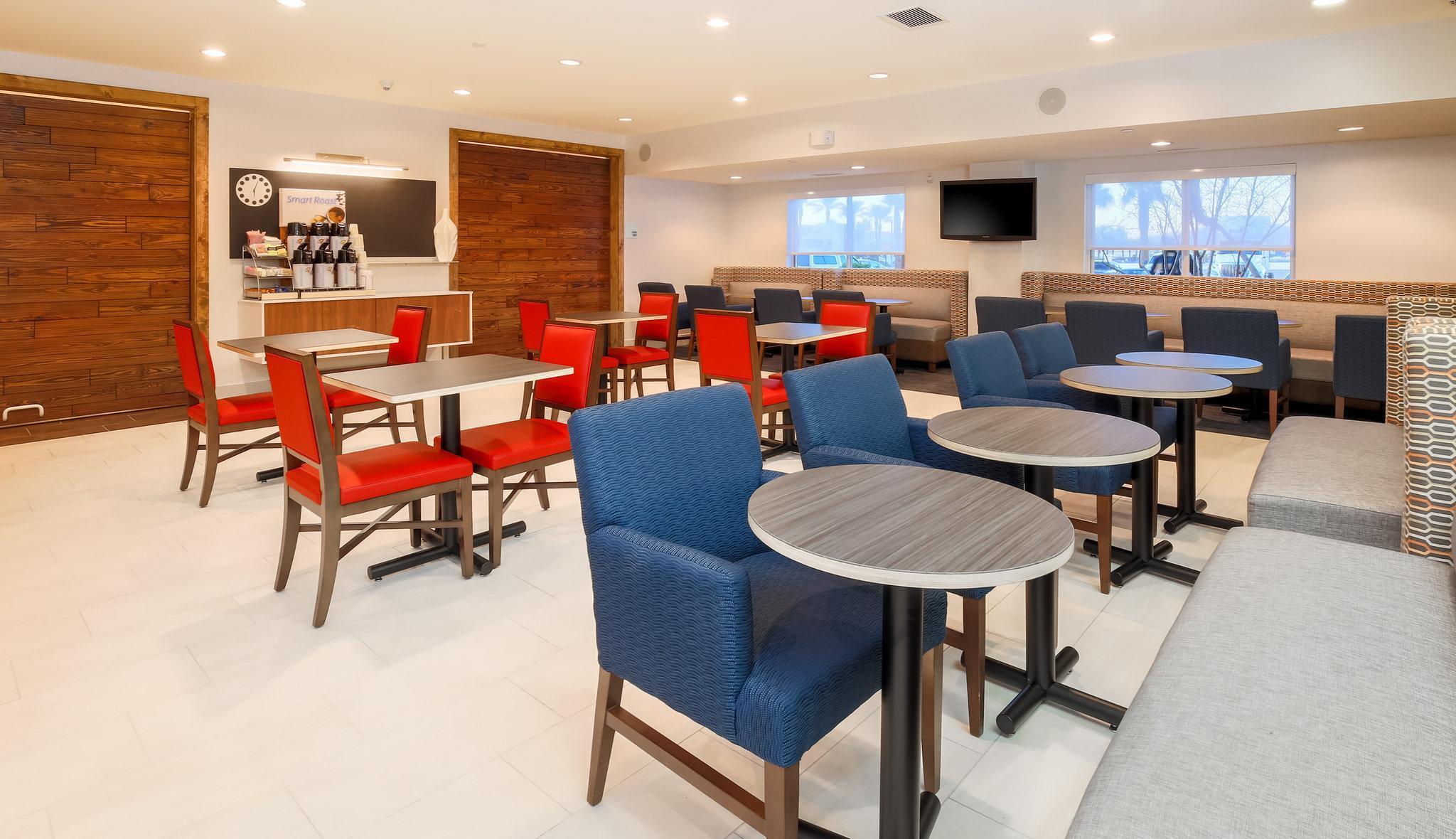 Holiday Inn Express Las Vegas Stadium Area By Ihg Exterior photo